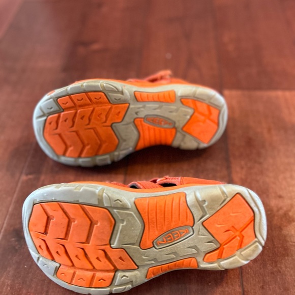 Keen unisex closed toe sandal sneaker - Picture 3 of 3